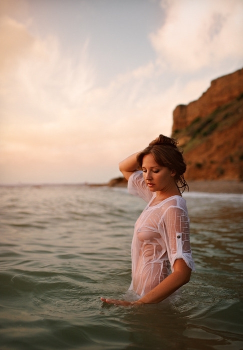 Девушки в мокрой одежде (эротика)