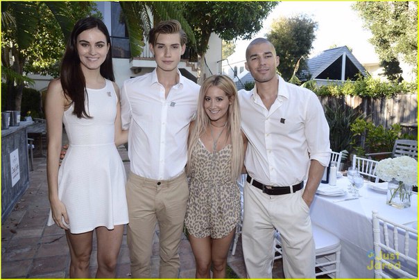 Эшли Тисдейл на отдыхе в Малибу с семьей и друзьями