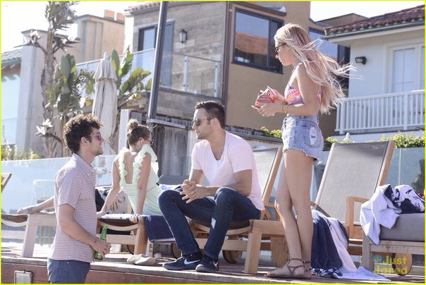 Эшли Тисдейл на отдыхе в Малибу с семьей и друзьями