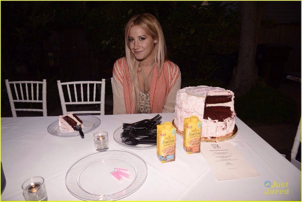 Эшли Тисдейл на отдыхе в Малибу с семьей и друзьями