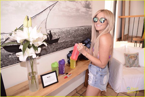 Эшли Тисдейл на отдыхе в Малибу с семьей и друзьями