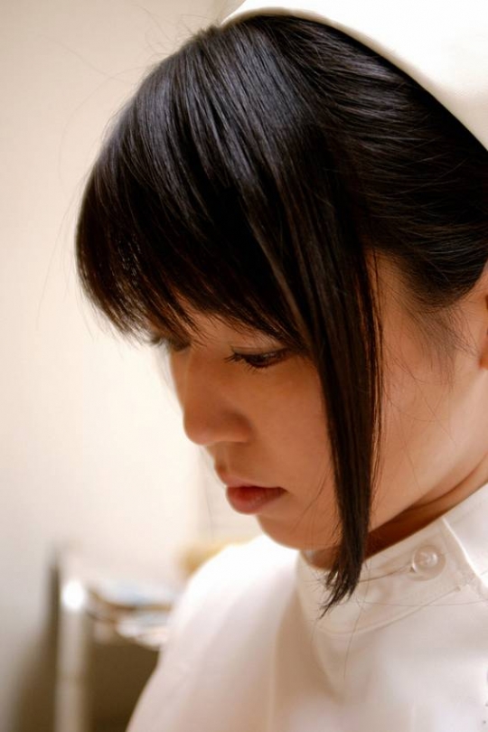 Голая медсестра - азиатка (16 фото)