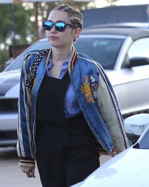 Майли Сайрус и Стелла Максвелл в Малибу - 11 июля