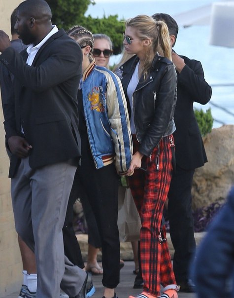 Майли Сайрус и Стелла Максвелл в Малибу - 11 июля