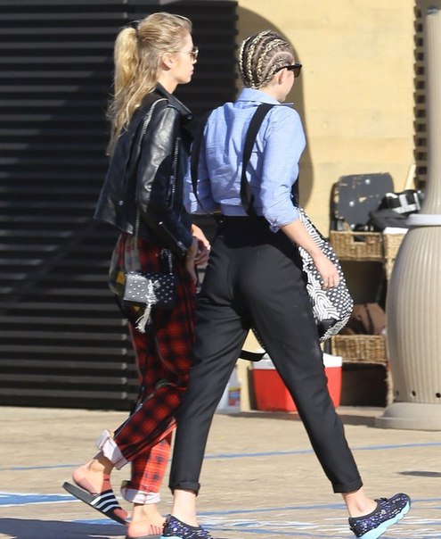 Майли Сайрус и Стелла Максвелл в Малибу - 11 июля