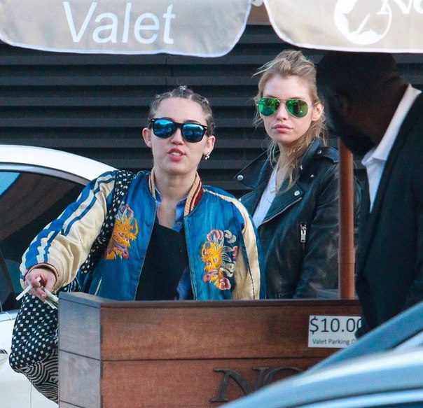 Майли Сайрус и Стелла Максвелл в Малибу - 11 июля