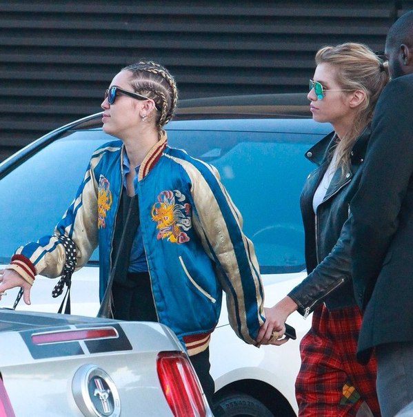 Майли Сайрус и Стелла Максвелл в Малибу - 11 июля