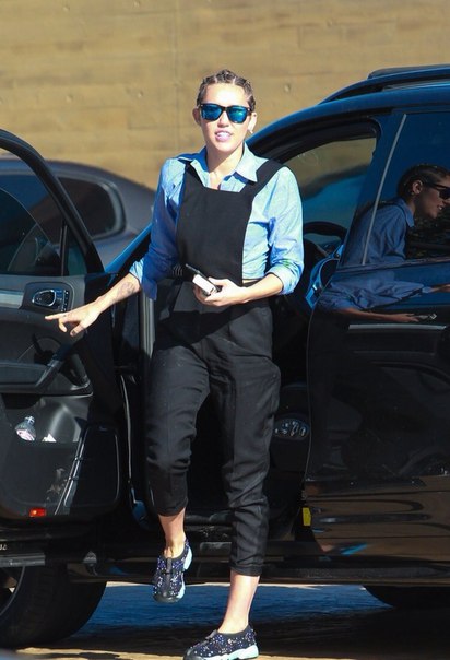 Майли Сайрус и Стелла Максвелл в Малибу - 11 июля