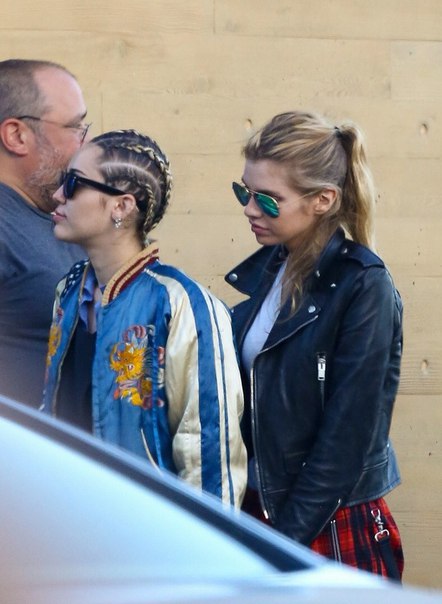 Майли Сайрус и Стелла Максвелл в Малибу - 11 июля