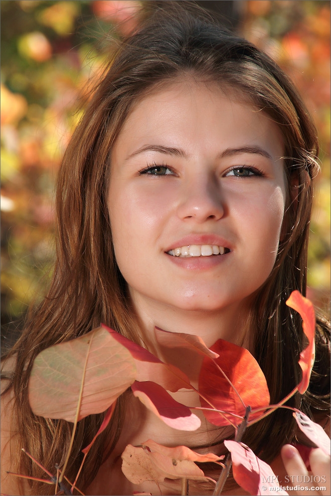 Нежная девушка с симпатичной попкой в осеннем лесу