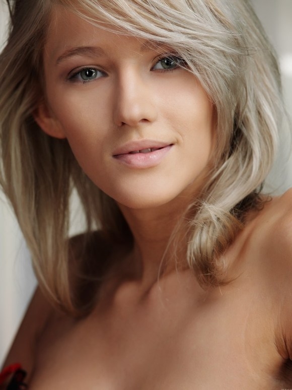 Нежная молоденькая девушка в красиваом нижнем белье в постеле(14 фото)