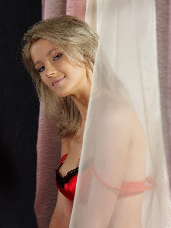 Нежная молоденькая девушка в красиваом нижнем белье в постеле(14 фото)