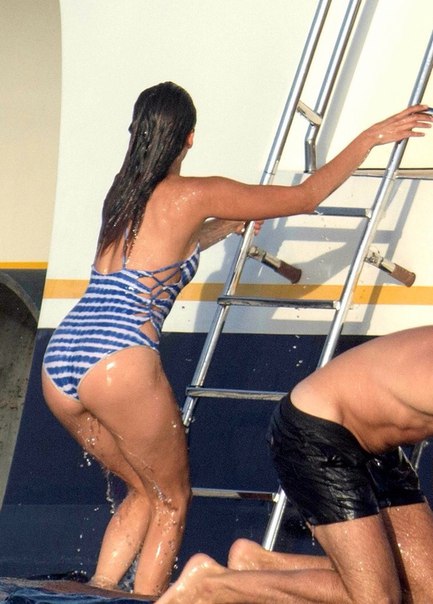 Нина Добрев и Остин Стоуэлл в Сен-Тропе - 25 июля