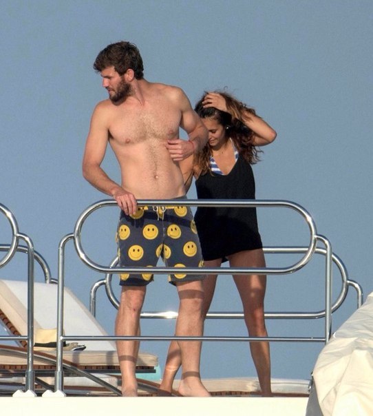 Нина Добрев и Остин Стоуэлл в Сен-Тропе - 25 июля