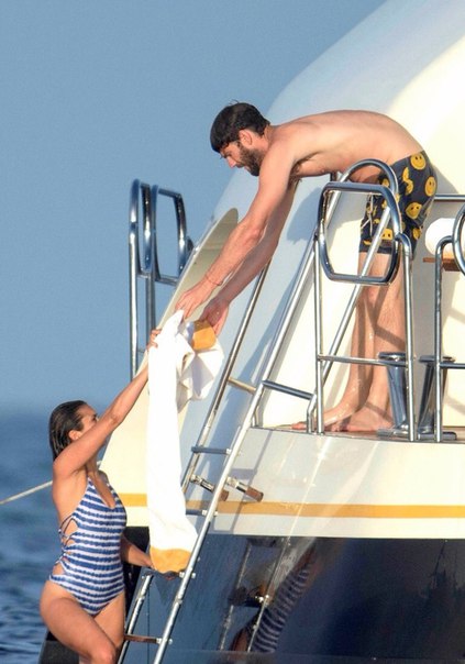 Нина Добрев и Остин Стоуэлл в Сен-Тропе - 25 июля