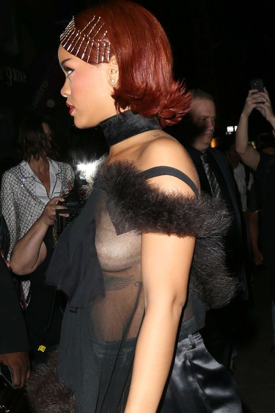 Проект "Голые знаменитости" Рианна Засвет груди