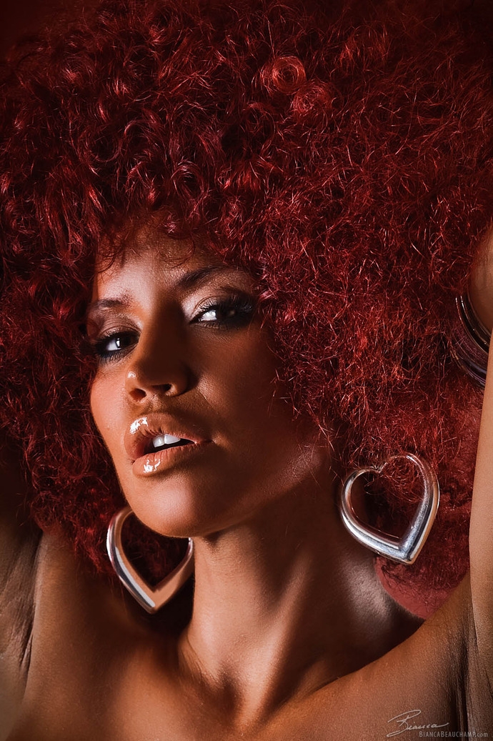 Рыжеволосая гламурная негритянка с большими сиськами