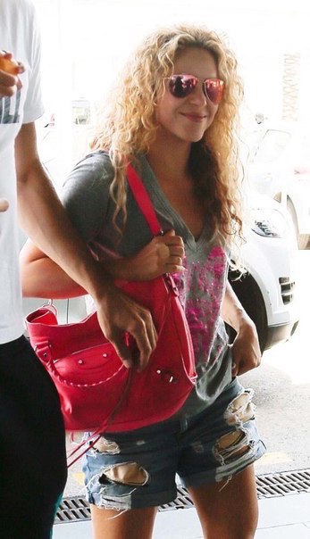 Шакира со своей семьей в аэропорту Барселоны