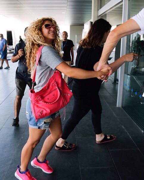 Шакира со своей семьей в аэропорту Барселоны