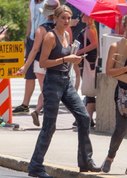 Шейлин Вудли на съемках фильма "Аллигент.