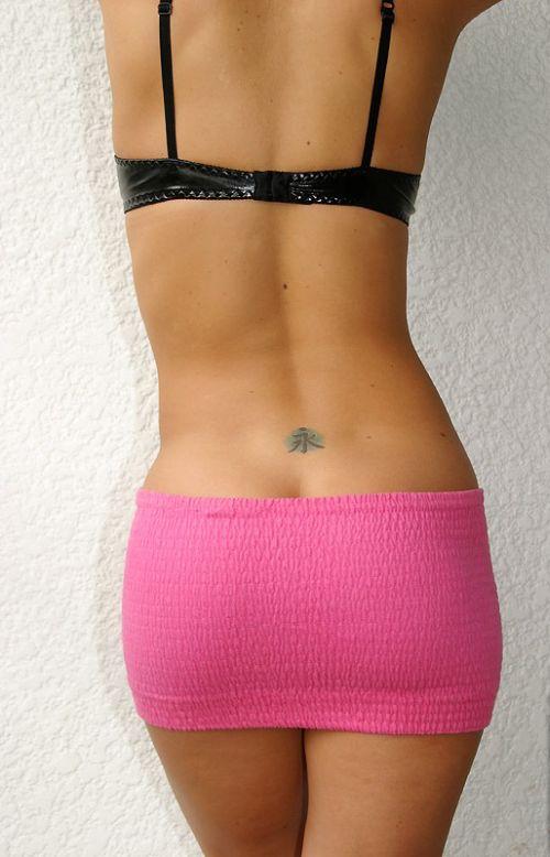 Современные девушки в мини-юбках