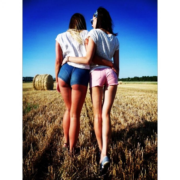 Подглядываем за девушками