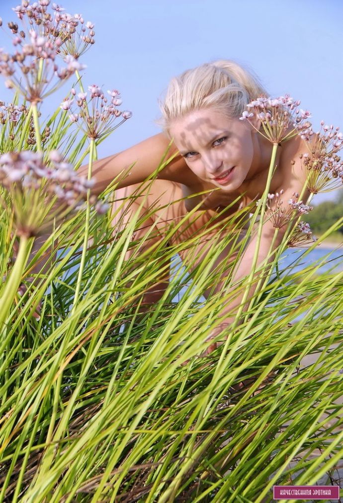 Девушка позирует у пруда