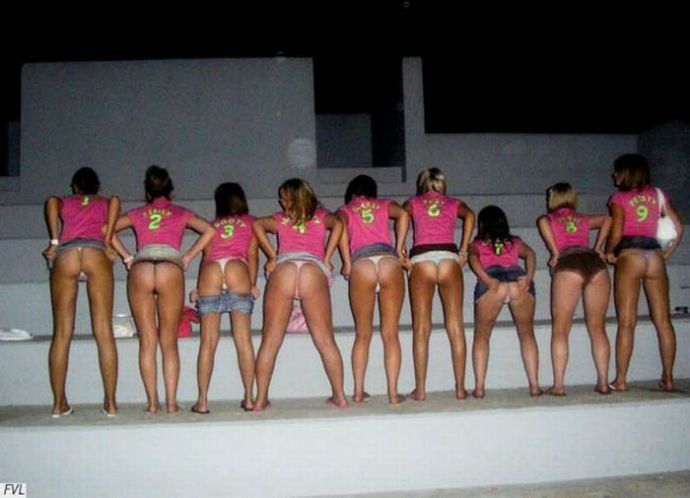 Девушки развлекаются