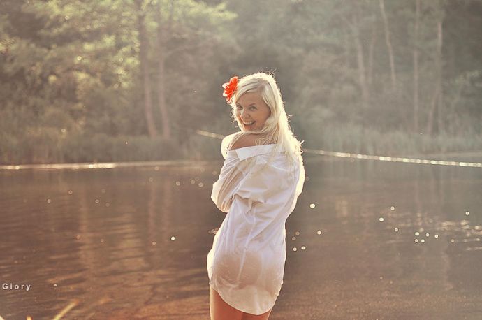 Девушки в мокрой одежде (эротика)