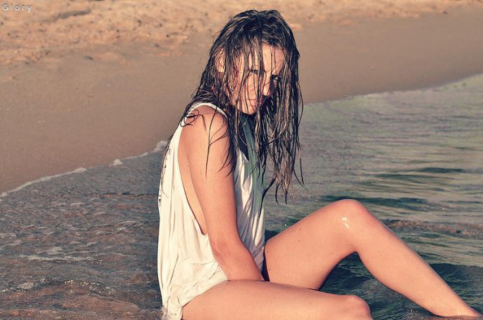 Девушки в мокрой одежде (эротика)