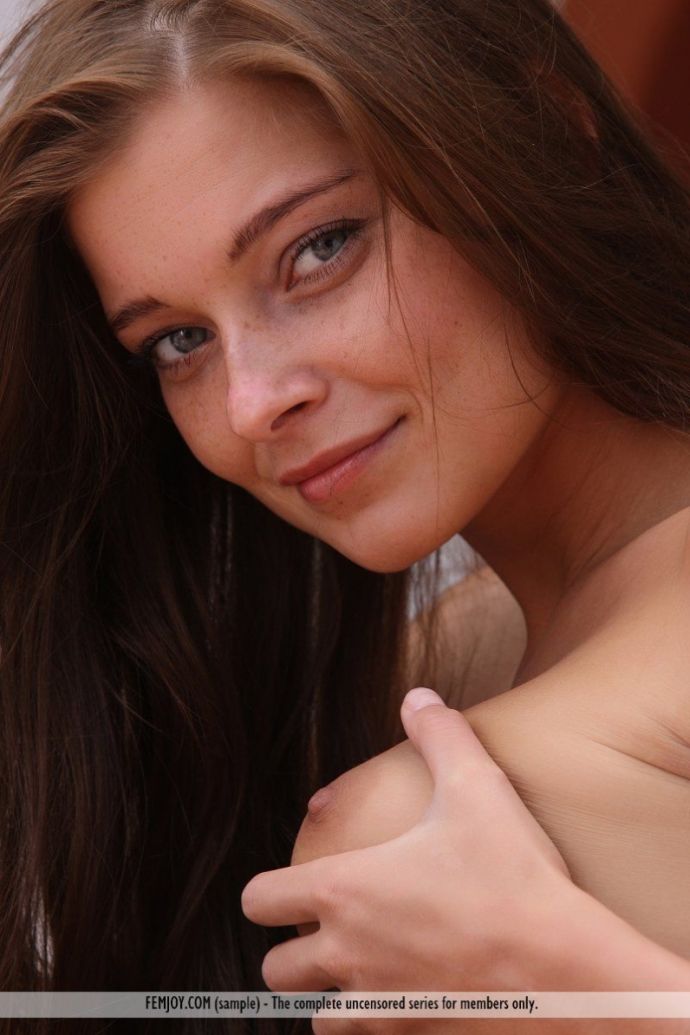 Красивая голая чика у бассейна (16 фото)