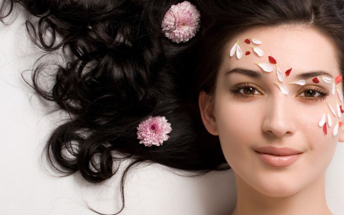 Обои девушка, лицо, лепестки цветов, цветы в волосах на рабочий стол - картинки с раздела Девушки