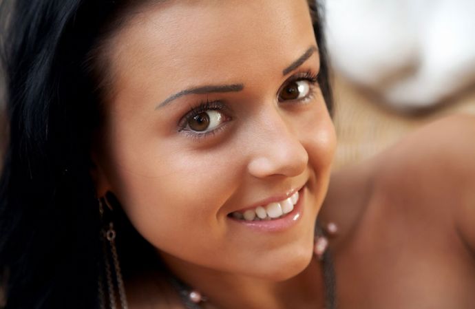 Сисятая брюнетка утром (12 фото)