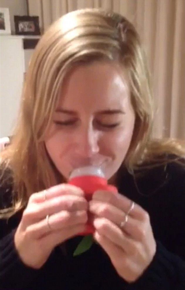 Девушка купила в интернете увеличитель губ...