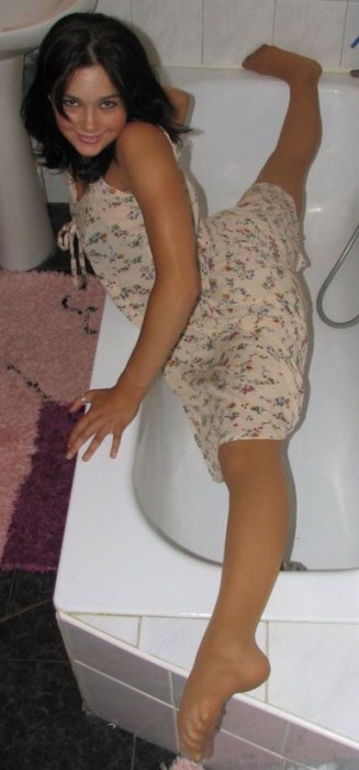 Девушка устроила акробатический фотосет в собственной квартире