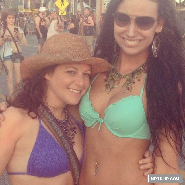 Девушки на фестивале Hangout Fest 2014