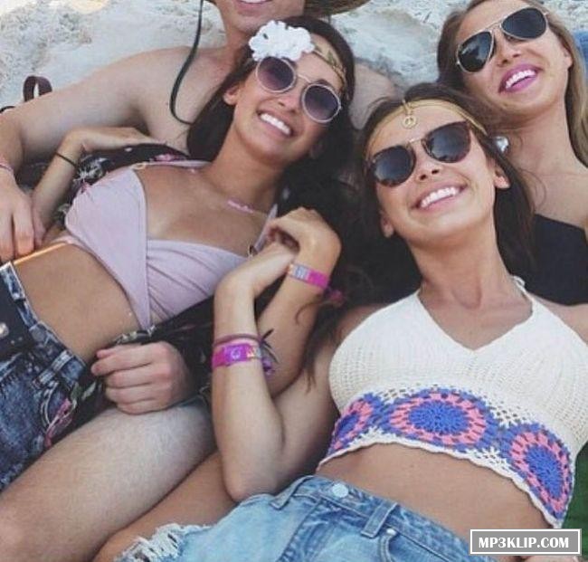 Девушки на фестивале Hangout Fest 2014