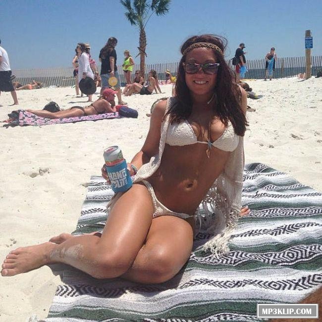 Девушки на фестивале Hangout Fest 2014