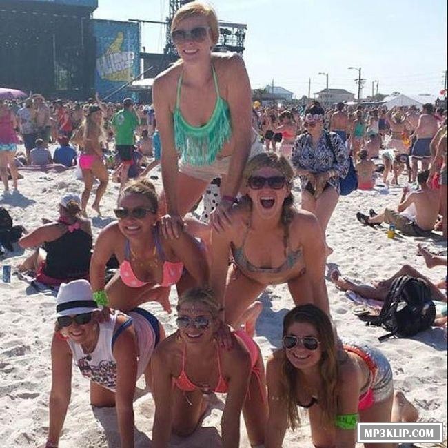 Девушки на фестивале Hangout Fest 2014