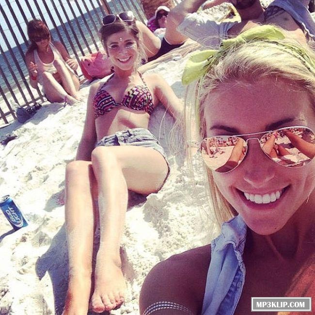 Девушки на фестивале Hangout Fest 2014