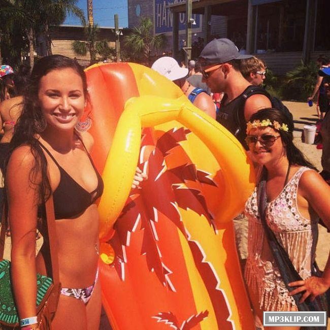 Девушки на фестивале Hangout Fest 2014