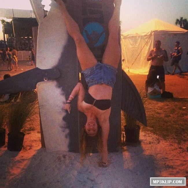 Девушки на фестивале Hangout Fest 2014