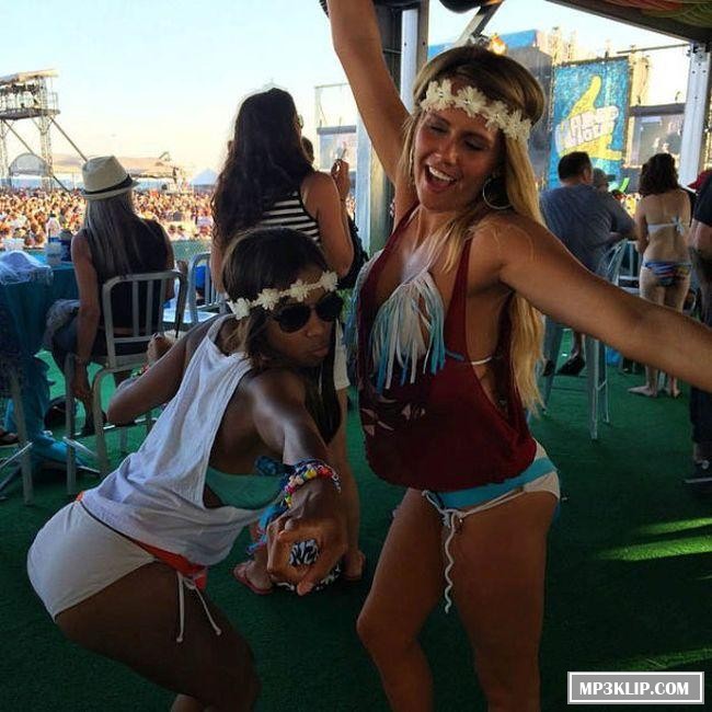 Девушки на фестивале Hangout Fest 2014