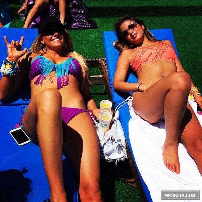 Девушки на фестивале Hangout Fest 2014