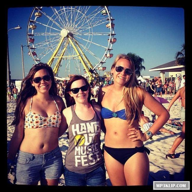 Девушки на фестивале Hangout Fest 2014