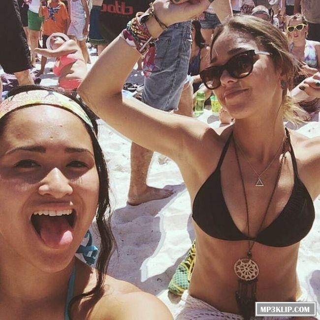 Девушки на фестивале Hangout Fest 2014