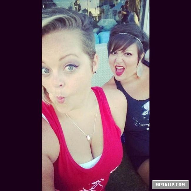 Девушки на фестивале Hangout Fest 2014