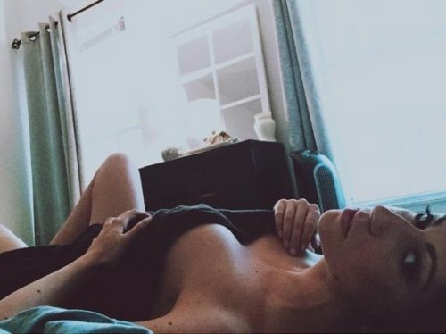 Соблазнительные девушки в постели