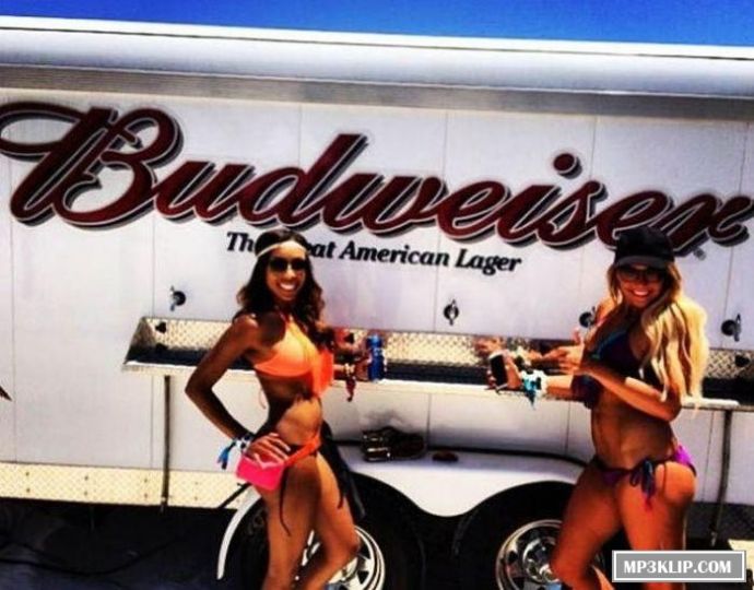 Девушки на фестивале Hangout Fest 2014