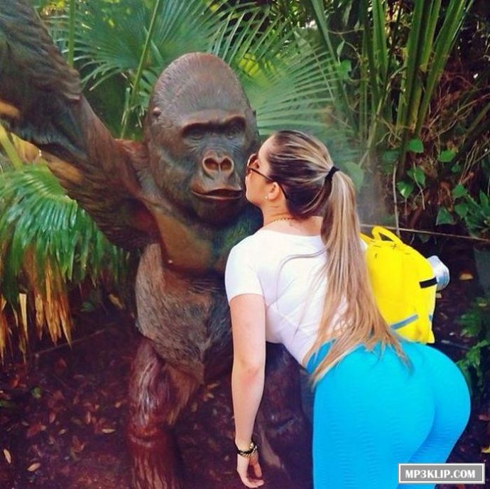 Девушки в узких штанишках